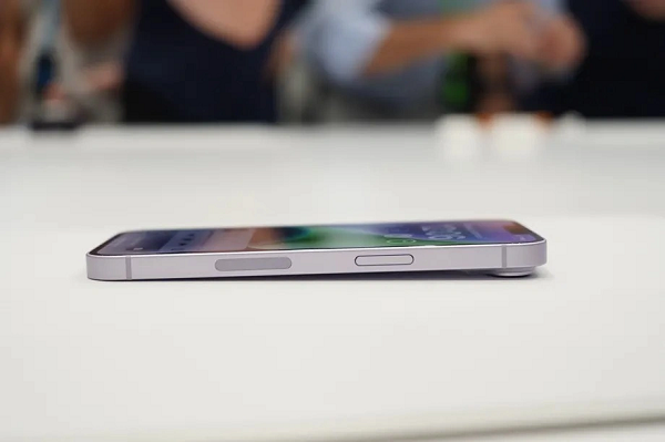 Với iPhone 14 Plus, Kuo cho biết lượng đơn đặt trước thấp hơn đáng kể so với dự kiến. Đây là model thế phiên bản mini, ban đầu được dự báo sẽ bán chạy nhờ màn hình 6,7 inch.