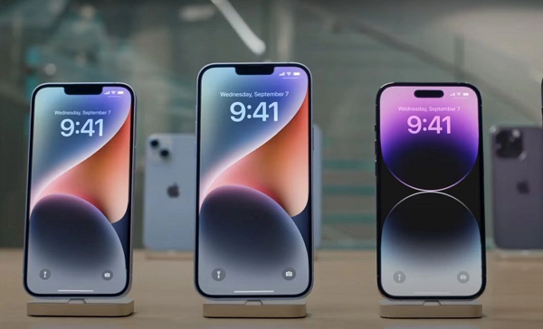 Như nhiều dự đoán trước đó, iPhone 14 và 14 Plus được trang bị tính năng "liên lạc khẩn cấp qua vệ tinh". Từ nay người dùng chẳng còn lo lắng vì không thể liên lạc được với người thân khi đến những nơi mất sóng, bởi iPhone 14 và 14 Plus có thể kết nối vệ tinh để gửi tin nhắn khẩn cấp.