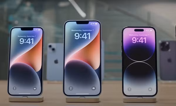 Như nhiều dự đoán trước đó, iPhone 14 và 14 Plus được trang bị tính năng "liên lạc khẩn cấp qua vệ tinh". Từ nay người dùng chẳng còn lo lắng vì không thể liên lạc được với người thân khi đến những nơi mất sóng, bởi iPhone 14 và 14 Plus có thể kết nối vệ tinh để gửi tin nhắn khẩn cấp.