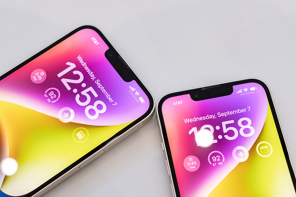 Trong khi đó, iPhone 14 Pro sở hữu nhiều nâng cấp đáng giá với dải khuyết viên thuốc cùng tính năng hiển thị linh hoạt xung quanh (Dynamic Island), chế độ màn hình luôn bật (always-on), chip xử lý A16 Bionic và camera chính 48 MP.