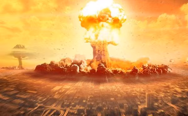 Vũ khí hạt nhân ( bom hạt nhân) hay còn được gọi với tên tiếng Anh là nuclear weapon là một loại vũ khí hủy diệt hàng loạt với sức công phá khủng khiếp mà nguyên lý hoạt động là sự xảy ra của các phản ứng phân hạch hoặc hợp hạch gây ra.