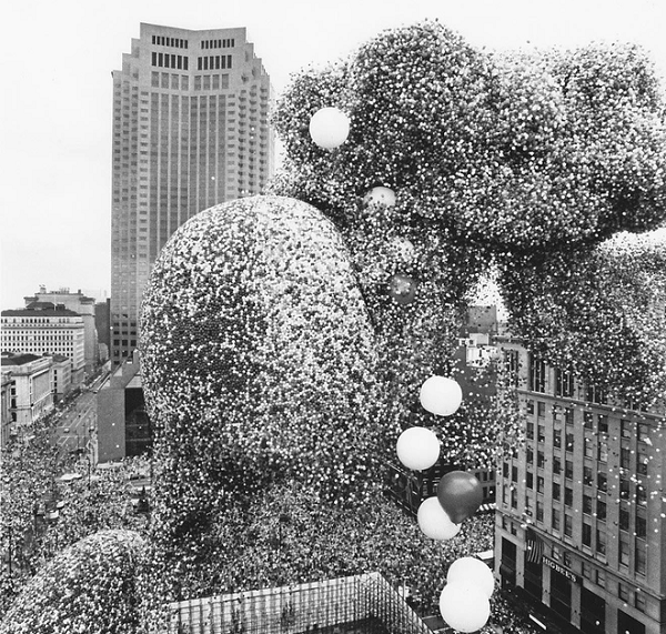 Vì cứu hộ chậm trễ nên 2 người trên chiếc thuyền bị nạn đã chết đuối. Tai nạn hy hữu này khiến các nhà tổ chức và thành phố phải đối mặt với các vụ kiện hàng triệu đô la.