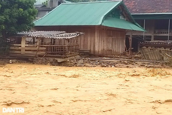 Theo ông Lô Đình Thụ - Chủ tịch UBND xã Hữu Lập (Kỳ Sơn, Nghệ An), tại xã này mưa bắt đầu diễn ra từ 22h đêm 4/9 đến 2h sáng 5/9 gây ngập một số vùng. Trong đó, tuyến đường đi từ xã Hữu Lập vào xã Bảo Nam đi xã Chiêu Lưu có nhiều điểm bị sạt lở, gây chia cắt hoàn toàn. Hơn 25ha diện tích trồng lúa trên địa bàn xã cũng bị hư hỏng, bị nước lũ đất đá cuốn trôi toàn bộ (Ảnh: N.D).