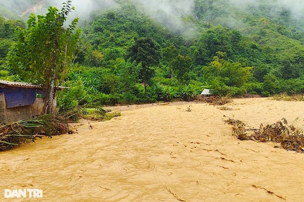 Đêm 4/9, trên địa bàn nhiều xã ở huyện Kỳ Sơn như: Thị trấn Mường Xén, xã Tây Sơn, Bảo Nam, Chiêu Lưu, Hữu Lập... xuất hiện mưa dông lớn. Sau mưa, những trận lũ quét, lũ ống từ trên núi đổ xuống khiến nhiều căn nhà bị cuốn trôi, nhiều tuyến đường bị sạt lở, chia cắt hoàn toàn. Rất may không có thiệt hại về người (Ảnh: N.D).