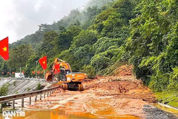 Công tác khắc phục hậu quả sau lũ quét, lũ ống đang được các lực lượng huyện Kỳ Sơn triển khai (Ảnh: N.D).