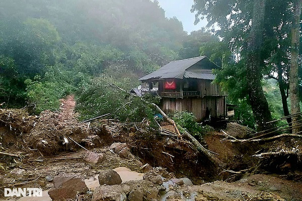 Tại xã Bảo Nam, lũ ống đã cuốn trôi toàn bộ 4 căn nhà của người dân. Nhiều tuyến đường ở xã này bị sạt lở, ngập nước và hư hỏng. Hiện vẫn chưa có thống kê cụ thể về thiệt hại do trận lũ này gây ra (Ảnh: N.D).