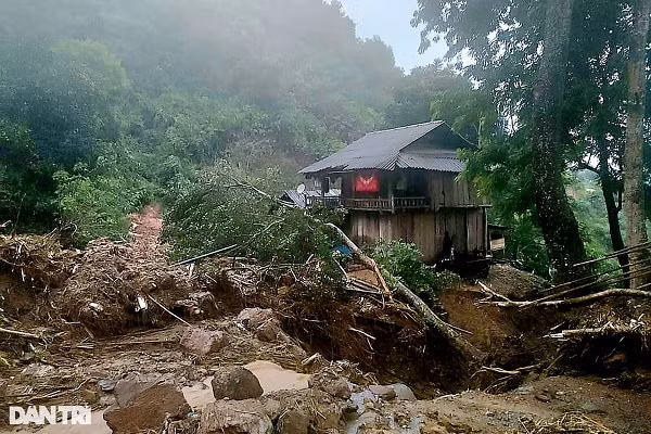 Tại xã Bảo Nam, lũ ống đã cuốn trôi toàn bộ 4 căn nhà của người dân. Nhiều tuyến đường ở xã này bị sạt lở, ngập nước và hư hỏng. Hiện vẫn chưa có thống kê cụ thể về thiệt hại do trận lũ này gây ra (Ảnh: N.D).