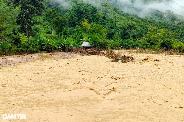 Cũng theo ông Thụ, đây là trận lũ lớn nhất trong vòng 23 năm qua mà ông từng chứng kiến kể từ khi đặt chân lên công tác ở đây (Ảnh: N.D).