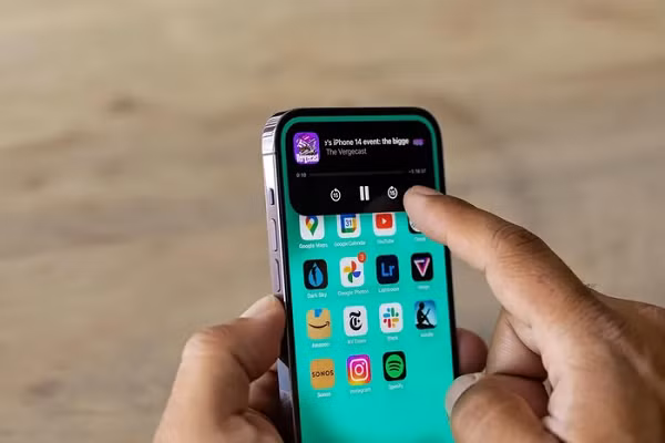 Nguyên nhân được cho là do những hạn chế về chuỗi cung ứng, các nhà cung cấp chỉ đủ khả năng đáp ứng tấm nền màn hình cho phiên bản Pro và Pro Max.