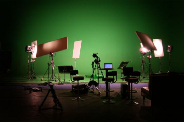 Năm 1958, nam diễn viên truyền hình người Anh Gareth Jones đã đóng vai một nhân vật đang lên cơn đau tim. Tuy nhiên, vào thời điểm đó nam diễn viên này thực sự lên cơ đau tim nhưng các nhân viên trong đoàn phim lại cứ ngỡ ông đang diễn vai diễn của mình. Cuối cùng, ông đã chết vì cơn đau tim này.