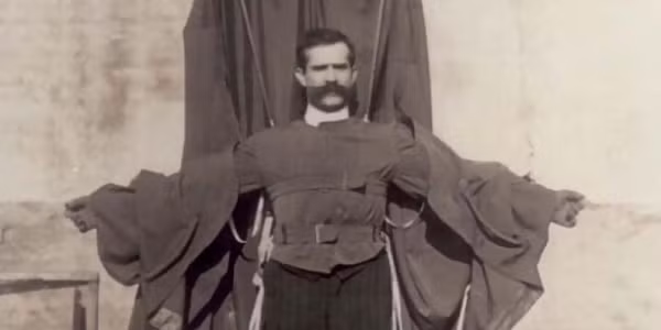 Một thợ may người Áo có tên Franz Reichelt đã tự cho rằng bản thân tìm ra cách giúp con người bay. Do đó, năm 1912, ông đã nhảy từ tháp Eiffel xuống để chứng minh mình có thể bay nhưng ông đã chết ngay tức khắc.