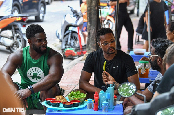 Chả rươi Hà Nội là một món đặc sản nổi tiếng tại vùng đất Hà Thành, món Chả rươi ăn cùng rau mùi, húng thơm và nước mắm chấm pha chanh ớt đậm đà, cay nồng thú vị. Việc thưởng thức món ăn độc đáo này là trải nghiệm thú vị của bất kỳ khách du lịch nào khi đặt chân tới Việt Nam.