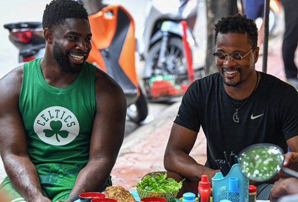 Đồng hành với Evra trong chuyến sang Việt Nam là một cựu danh thủ khác, Micah Richards, người từng khoác áo CLB Manchester City.