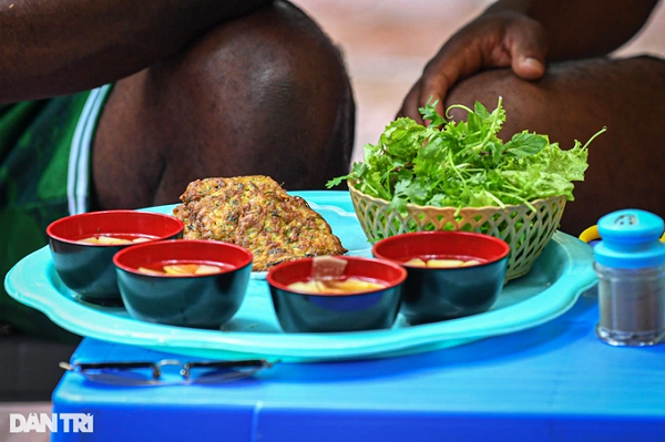 Địa điểm mà cựu hậu vệ của Manchester United và những người cộng sự lựa chọn là một quán Chả rươi nằm trên phố Hòe Nhai (quận Ba Đình).