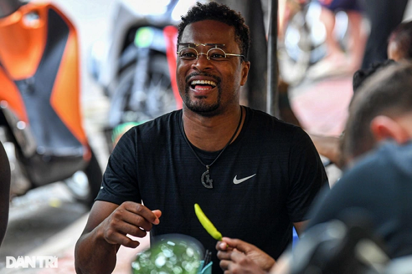 Cá nhân Patrice Evra cũng không ngoại lệ khi tỏ ra khá bất ngờ khi thưởng thức món ăn độc đáo tại Việt Nam. Trước đó, trên trang cá nhân của mình Evra đã chia sẻ tới người hâm mộ việc anh đặt chân tới Việt Nam để du lịch trong đúng dịp Quốc khánh 2/9.