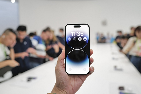 Dòng Phone 14 Pro sở hữu màn hình Pro Motion giờ đây có thể tự động làm mới tần số quét màn hình chạm đáy 1Hz. OnePlus 9 Pro và Oppo Find X3 Pro là 2 trong số những điện thoại đầu tiên cung cấp tần số quét từ 1Hz đến 120Hz nhờ có màn hình LTPO. Và điều này đã xuất hiện trên nhiều thiết bị hơn, bao gồm Galaxy S22 Ultra và bây giờ là dòng iPhone 14 Pro.