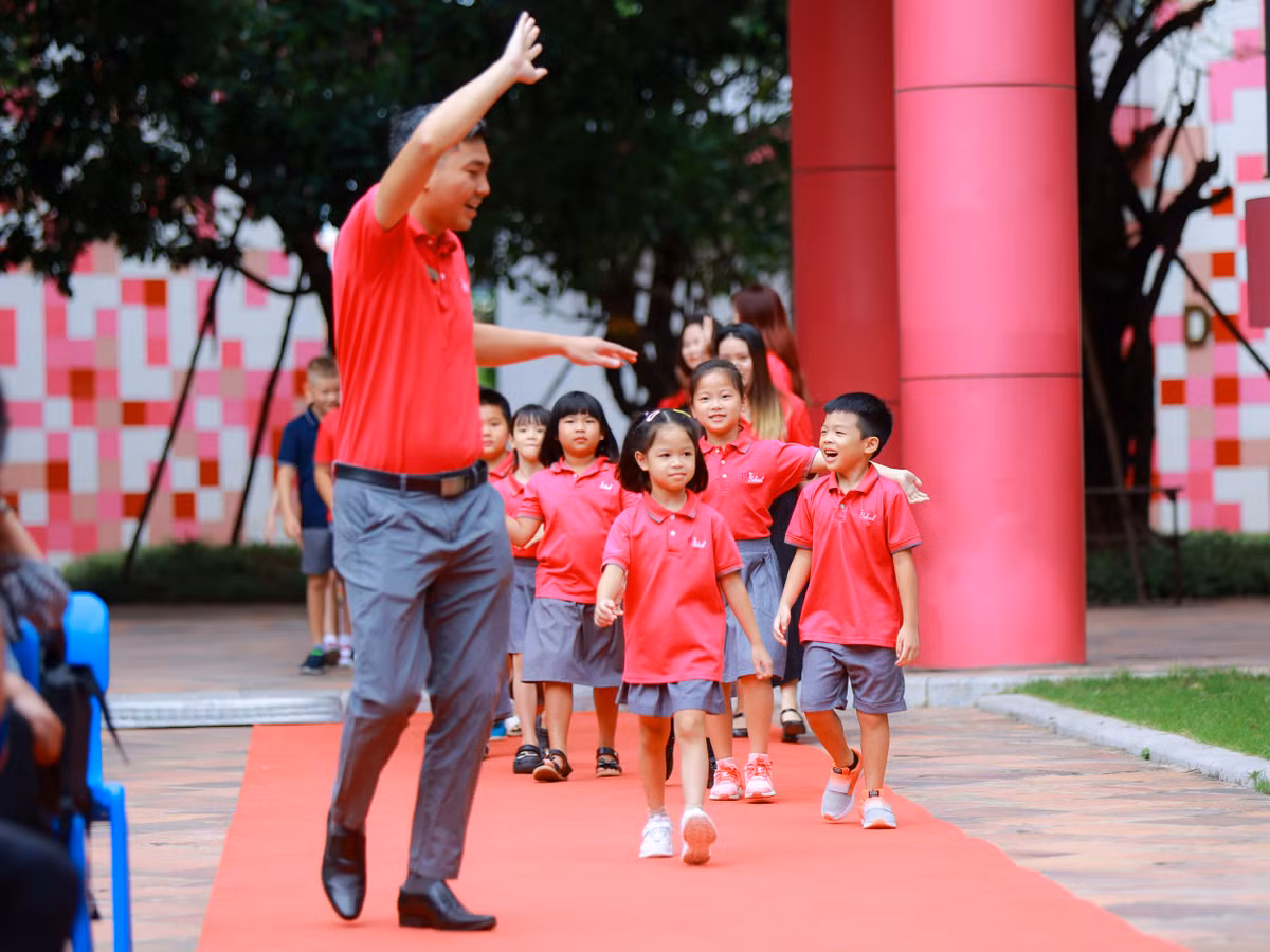 Giao vien quoc te hao hung voi le khai giang Viet Nam