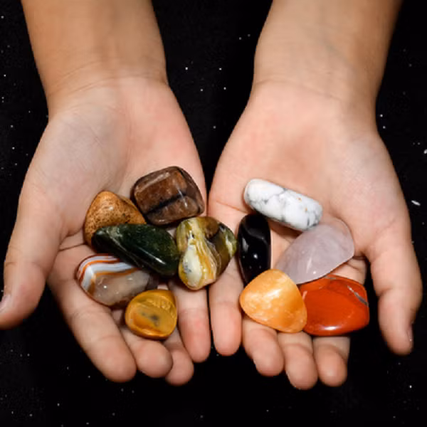 Mã não đã được con người biết đến và sử dụng ngay từ thuở sơ khai của loài người trong rất nhiều lĩnh vực như trang sức, điêu khắc, dụng cụ sinh hoạt, tôn giáo, tâm linh…