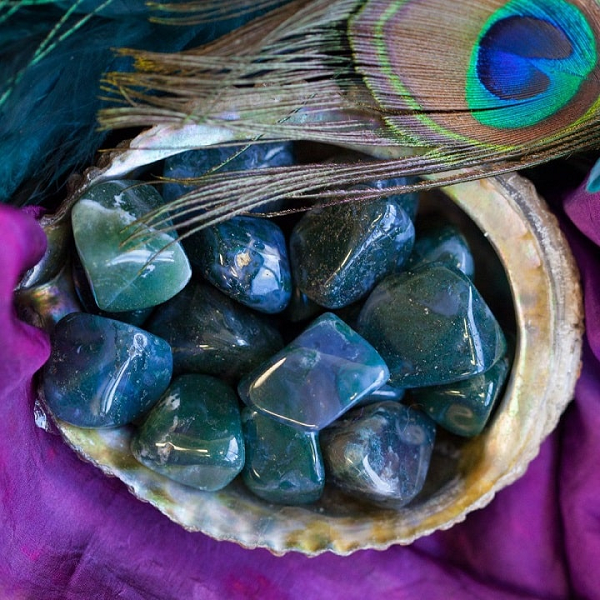 Đặc biệt, ngày nay mã não còn được ứng dụng vào trong phong thủy. Tuy nhiên, bạn cũng cần biết rằng đá mã não thô có đặc trưng là màu sáng, vì vậy không có mã não đen trong tự nhiên.