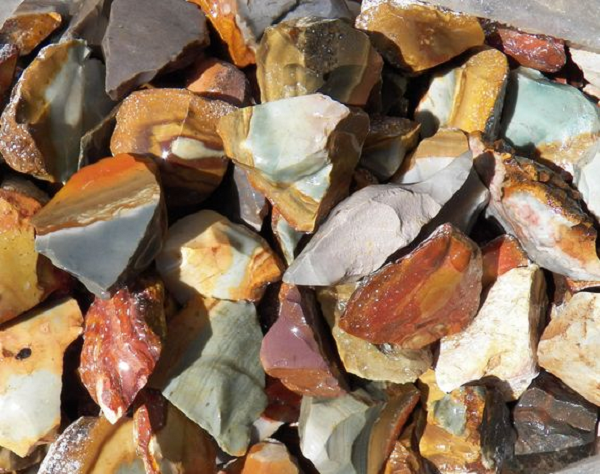 Về tới nhà, Tiểu Lưu đưa viên đá cho anh trai nhờ xem giúp. Anh trai của Tiểu Lưu vốn là một tay rất sành sỏi và thích sưu tầm rất nhiều loại đá quý cũng rất tò mò khi nghe anh chàng kể về viên đá.