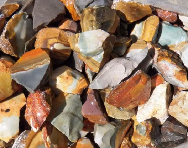 Về tới nhà, Tiểu Lưu đưa viên đá cho anh trai nhờ xem giúp. Anh trai của Tiểu Lưu vốn là một tay rất sành sỏi và thích sưu tầm rất nhiều loại đá quý cũng rất tò mò khi nghe anh chàng kể về viên đá.