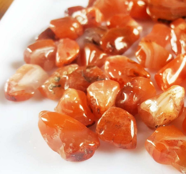 Đá mã não là dòng đá phổ biến nhất của loại đá Chalcedony, đá Chalcedony là một họ lớn của dòng đá thạch anh và được con người khai thác từ cách đây rất lâu (trong khoảng 10.000 - 3000 năm trước công nguyên).