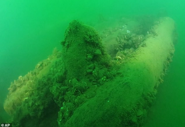 Mặc dù nhỏ thứ hai trong hệ thống Ngũ Đại Hồ (5 hồ nước lớn chiếm gần 20% lượng nước ngọt bề mặt của thế giới), nhưng theo ước tính của một số nhà khảo cổ và sử học, số lượng tàu đắm tại hồ Erie có thể lên tới 2.500 chiếc.