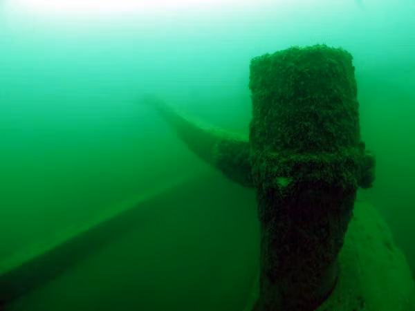 Theo các chuyên gia, có thể phần lớn tàu thuyền bị chìm ở hồ Erie vào thế kỷ 17 và 18. Tuy nhiên, hầu hết những tàu này đều khá nhỏ và điều này khiến những người thợ lặn ngày nay khó có thể tìm thấy chúng. Vì vậy, những hoạt động thăm dò và phục dựng tập trung vào những con tàu bị chìm dưới đáy hồ Erie trong thế kỷ 19 và 20.