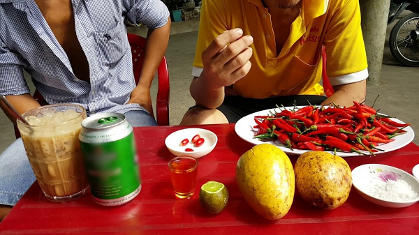 Việt Nam cũng có loại quả này. Các tài liệu cho thấy loại cây thần kỳ đã du nhập vào Việt Nam từ năm 2010, rồi lan toả đi hầu hết các địa phương trong nước.