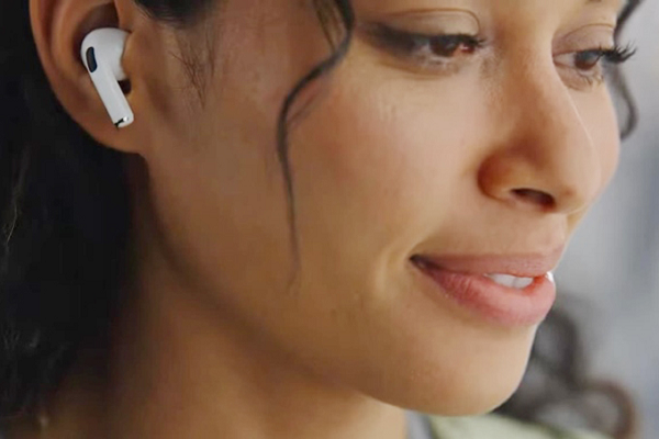 Mẫu tai nghe không dây mới của Apple được trang bị chip H2, bản nâng cấp của H1 trên dòng AirPods Pro trước đó. Chip H2 giúp Airpods Pro 2 cải thiện chất lượng âm thanh, giảm thiểu độ trễ, lọc bỏ tiếng ồn chủ động, tương thích với các tính năng được Siri hỗ trợ…