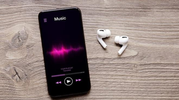 Bên cạnh việc tăng thời lượng pin, công nghệ khử tiếng ồn trên Airpods Pro 2 cũng được cải tiến, với khả năng lọc bỏ tiếng ồn chủ động tốt hơn Airpods Pro.