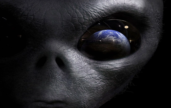 "Chỉ huy tối cao của quân đồng minh đã rất lo ngại và đã sẵn sàng nhấn nút hoảng loạn khi các đĩa bay thay đổi hành trình và quay đầu trên bầu trời Bắc cực. Sau đó, một cuộc điều tra đã được tiến hành, kéo dài 3 năm và quân đồng minh cho rằng có ít nhất 4 loại người ngoài trái đất đã tới trái đất từ cách đây hàng nghìn năm".