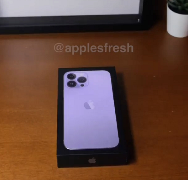 Video cho thấy, hình ảnh chiếc iPhone năm nay được đặt trong mẫu vỏ hộp màu đen, gây ấn tượng với tùy chọn màu tím mới. Đây là màu sắc chưa từng xuất hiện trên dòng sản phẩm Pro nào của Apple.