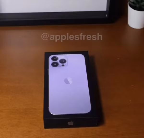 Video cho thấy, hình ảnh chiếc iPhone năm nay được đặt trong mẫu vỏ hộp màu đen, gây ấn tượng với tùy chọn màu tím mới. Đây là màu sắc chưa từng xuất hiện trên dòng sản phẩm Pro nào của Apple.