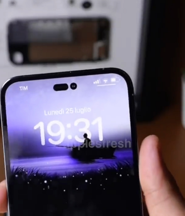 Tuy nhiên, vẫn còn nhiều điểm khiến dân tình hoài nghi về mức độ xác thực của đoạn video này. Phải chăng đây là iPhone 14 Pro thực sự hay chỉ là một mô hình được độ lên từ iPhone 13 Pro vẫn còn là ẩn số.