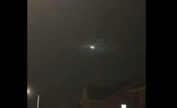 Quả cầu lửa bay qua Paisley, Scotland khiến nhiều người dân dịa phương nghi rằng đó là pháo hoa hay một ngôi sao băng nào đó.