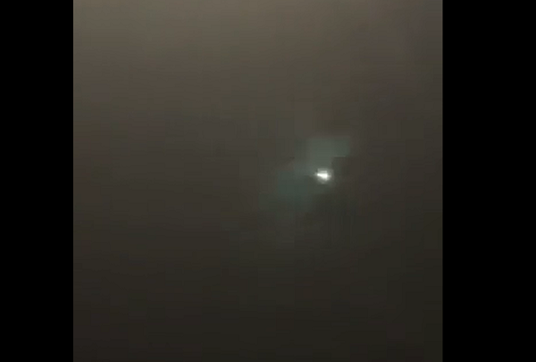 Barra Best, người dẫn chương trình thời tiết của đài BBC đã chia sẻ trên trang Twitter cá nhân cho thấy quả cầu lửa phát sáng rực rỡ trên bầu trời đêm với cái đuôi dài phía sau.