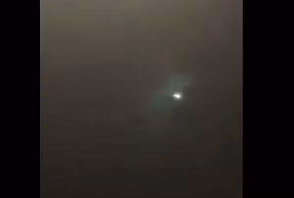 Barra Best, người dẫn chương trình thời tiết của đài BBC đã chia sẻ trên trang Twitter cá nhân cho thấy quả cầu lửa phát sáng rực rỡ trên bầu trời đêm với cái đuôi dài phía sau.