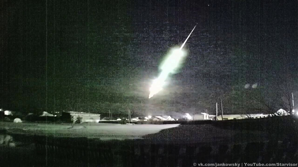 Danny Nell, 21 tuổi, đang dắt chó đi dạo ở Johnstone, phía tây Paisley và Glasgow nhìn thấy quả cầu lửa trên bầu trời.