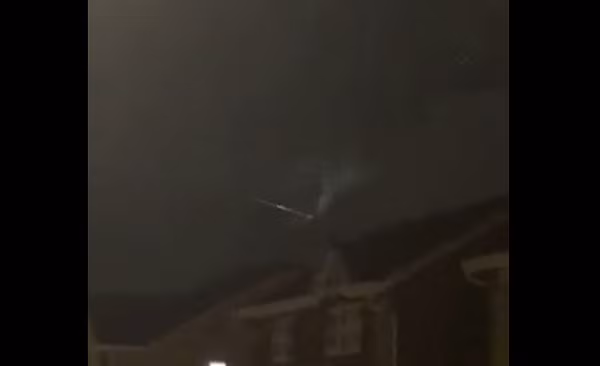 "Không thể tin được là tôi đã nhìn thấy quả cầu lửa bằng mắt thường. Quả cầu phát sáng đi qua Paisley lúc 10 giờ tối", "Đây là lần đầu tiên tôi thấy quả cầu lửa", "Tôi đang đi ngoài đường thì thấy bầu trời phát sáng. Mọi việc diễn ra rất nhanh"... một số nhân chứng cảm thán