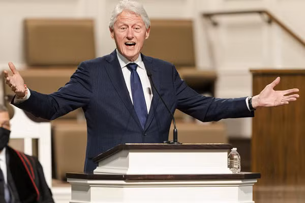 Theo hãng tin ABC, vào tháng 9 năm 2004, cựu Tổng thống Mỹ Bill Clinton đã trải qua một cuộc phẫu thuật nối mạch máu tim. Khi ở ranh giới giữa sự sống và cái chết, một hiện tượng kỳ lạ chưa từng có trước đây xuất hiện. Clinton đã chia sẻ trải nghiệm cận tử của mình và nói rằng đã nhìn thấy một chiếc mặt nạ đen trong quá trình phẫu thuật.