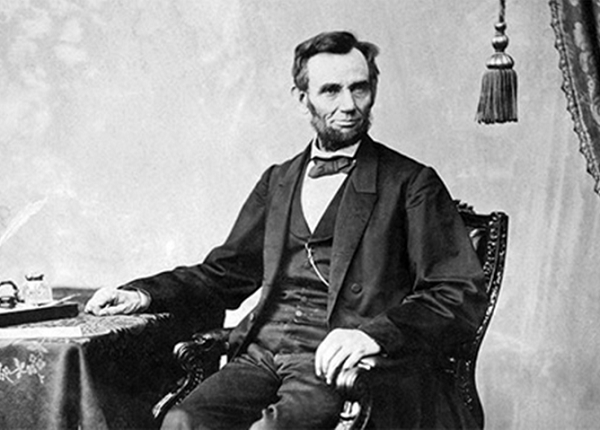 Vài ngày sau, cơn ác mộng của Tổng thống Lincoln đã ứng nghiệm: ông bị ám sát trong một nhà hát. Rõ ràng, đây là một giấc mơ báo trước tương lai kỳ lạ của Tổng thống Lincoln. Trong giấc mơ của mình, ông đã vượt qua khoảng cách giữa không gian và thời gian, bước vào tương lai và nhìn thấy cảnh tượng bản thân qua đời.