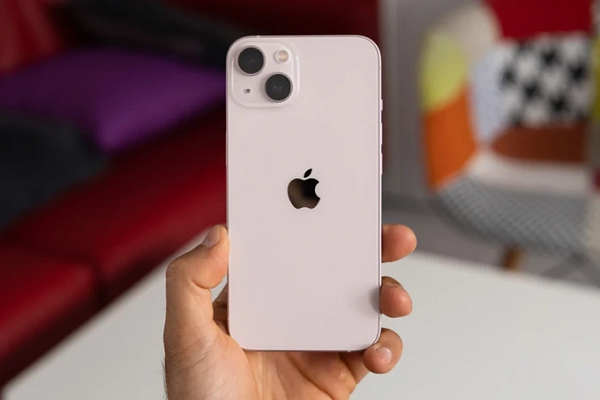 iá bán sau giảm của iPhone 13 cũng "mềm" hơn khá nhiều so với iPhone 14 nên cũng được xem là khoản đầu tư tiết kiệm và giá trị hơn. iPhone 13 sử dụng màn hình 6,1 inch, sử dụng tấm nền OLED và có một khung nhôm giữa hai tấm kính.