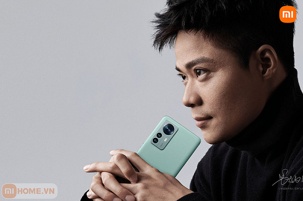 Xiaomi 12 có những cải tiến các thuật toán AI độc quyền của Xiaomi cho phép người dùng ghi lại mọi khoảnh khắc theo cách họ muốn dễ dàng hơn bao giờ hết, ngay cả trong điều kiện ánh sáng yếu hoặc khi chủ thể đang chuyển động.