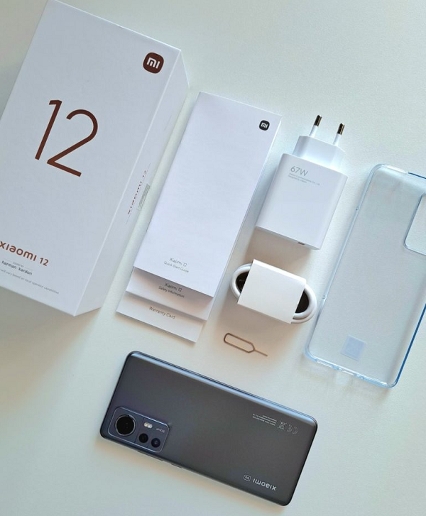 Xiaomi 12 cũng được xem là một lựa chọn tiết kiệm hơn nhiều so với iPhone 14. Đây cũng là một trong số những flagship Android năm nay với con chip Snapdragon 8 Gen 1 mạnh mẽ, thiết kế cao cấp cùng cụm camera sau 50MP, 13MP, 5MP - đem lại hình ảnh chất lượng khá.
