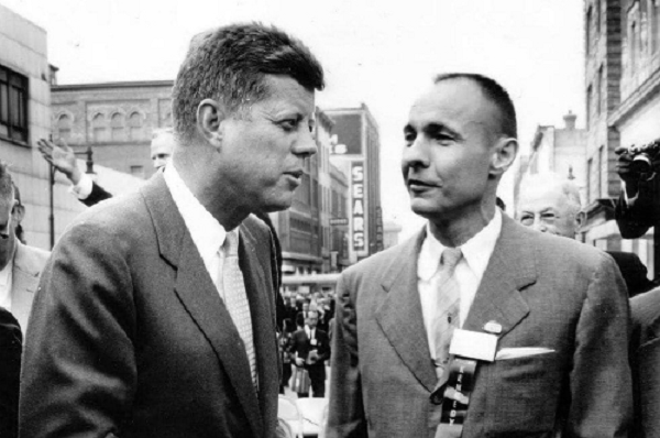 “Kết luận của tôi là Robert Kennedy đã lấy đi bộ não của anh trai mình", Swanson viết trong cuốn sách của mình. “Không phải để che giấu bằng chứng về một âm mưu mà có lẽ để che giấu bằng chứng về mức độ thực sự tình trạng bệnh tật của Tổng thống Kennedy, hoặc có lẽ để che giấu bằng chứng về số lượng thuốc mà Tổng thống Kennedy đang dùng”.