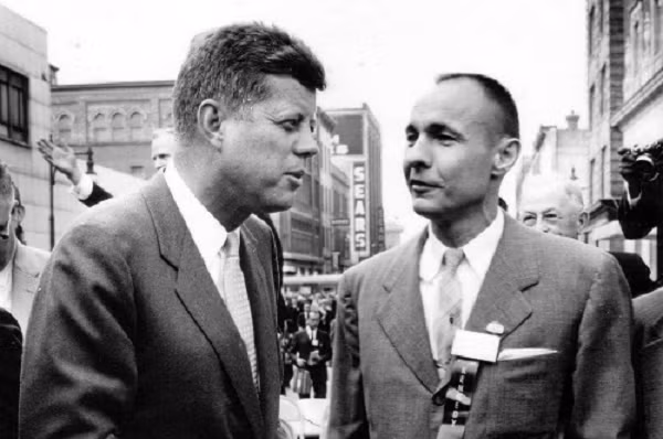 “Kết luận của tôi là Robert Kennedy đã lấy đi bộ não của anh trai mình", Swanson viết trong cuốn sách của mình. “Không phải để che giấu bằng chứng về một âm mưu mà có lẽ để che giấu bằng chứng về mức độ thực sự tình trạng bệnh tật của Tổng thống Kennedy, hoặc có lẽ để che giấu bằng chứng về số lượng thuốc mà Tổng thống Kennedy đang dùng”.