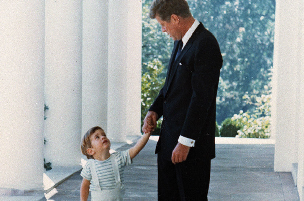 Quả thật, Tổng thống Kennedy có rất nhiều vấn đề về sức khỏe mà ông giấu công chúng. Ông cũng đã dùng nhiều loại thuốc, bao gồm thuốc giảm đau, thuốc chống lo âu, chất kích thích, thuốc ngủ và hormone vì tình trạng suy giảm chức năng tuyến thượng thận nguy hiểm của mình.