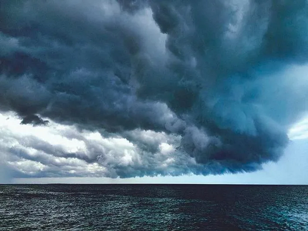 Sau khi quan sát trong một số điều kiện, các vi hạt được xả ra từ ống khói các con tàu có thể tạo ra mây phía trên đại dương, các nhà khoa học đã đưa ra ý tưởng có vẻ điên rồ này.