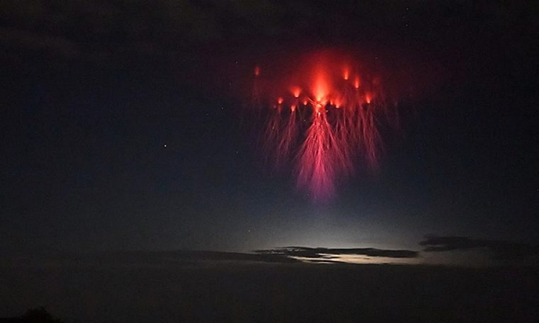 Hiện tượng lạ đã khiến cho rất nhiều người cảm thấy hoang mang, thậm chí có người cho rằng đây là một "dấu hiệu" cảnh báo của vũ trụ. Những "tinh linh" này xuất hiện cao hơn nhiều so với tia chớp chúng ta thường thấy, với đủ hình dạng như " tinh linh sứa", "tinh linh cà rốt", "tinh linh hình trụ"...